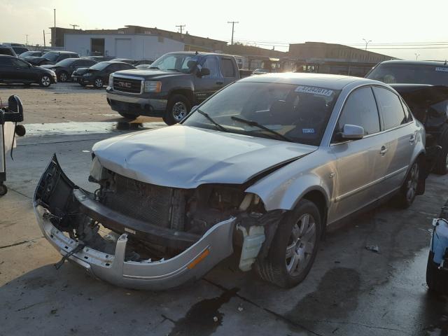 WVWRH63B42P239013 - 2002 VOLKSWAGEN PASSAT GLX GRAY photo 2