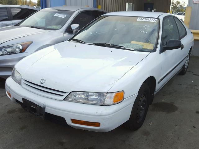 1HGCD7228RA003598 - 1994 HONDA ACCORD DX WHITE photo 2