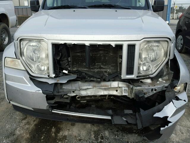 1J8GN28KX8W102909 - 2008 JEEP LIBERTY SP SILVER photo 9