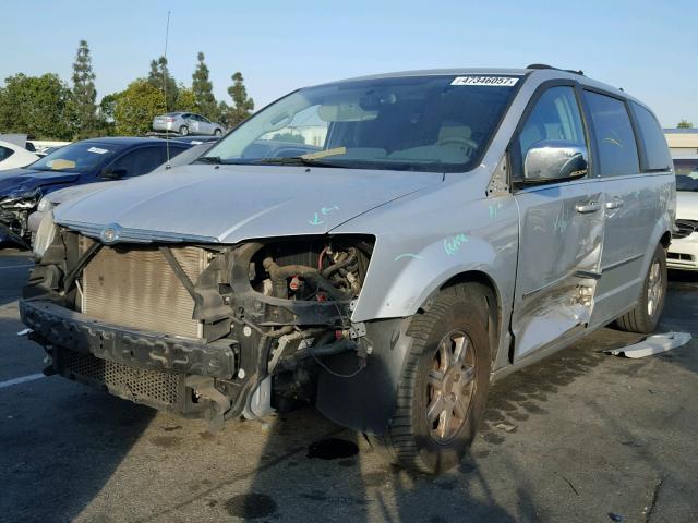 2A4RR5D10AR472648 - 2010 CHRYSLER TOWN & COU SILVER photo 2