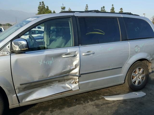 2A4RR5D10AR472648 - 2010 CHRYSLER TOWN & COU SILVER photo 9