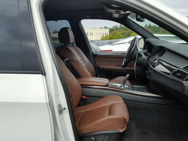 5UXZV8C56BL418643 - 2011 BMW X5 XDRIVE5 WHITE photo 5