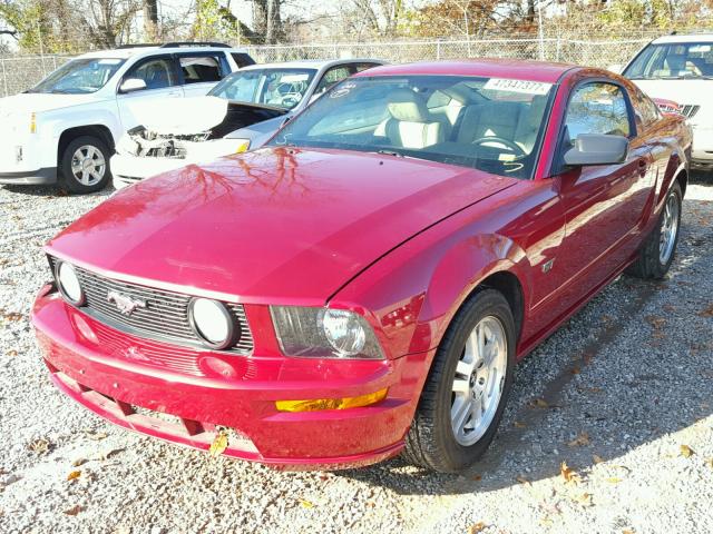 1ZVHT82H265225749 - 2006 FORD MUSTANG GT MAROON photo 2