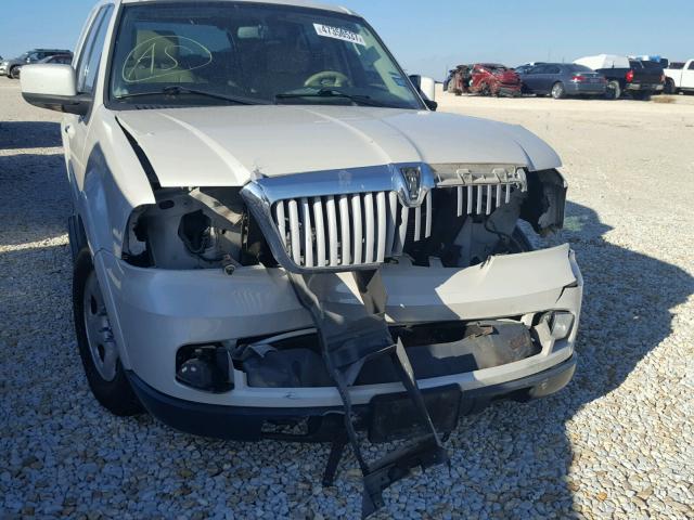 5LMFU275X6LJ26751 - 2006 LINCOLN NAVIGATOR WHITE photo 9