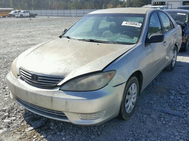 4T1BE32K15U955640 - 2005 TOYOTA CAMRY LE SILVER photo 2