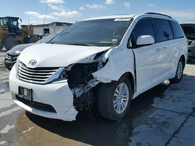 5TDYK3DC2DS321401 - 2013 TOYOTA SIENNA XLE WHITE photo 2