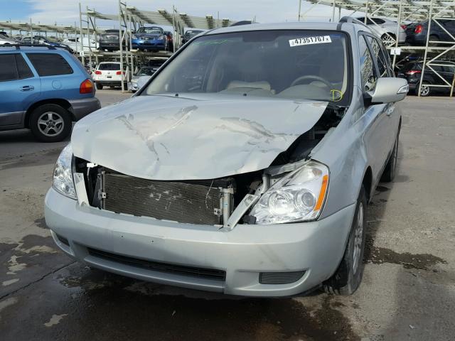 KNDMG4C76C6455515 - 2012 KIA SEDONA LX SILVER photo 2