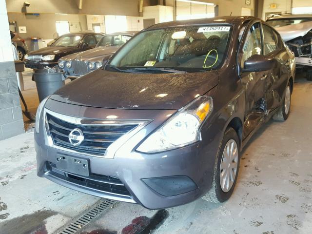 3N1CN7AP0FL811475 - 2015 NISSAN VERSA S GRAY photo 2