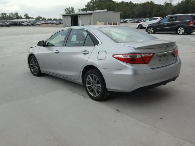 4T1BF1FK3FU493000 - 2015 TOYOTA CAMRY LE 银色 照片 3