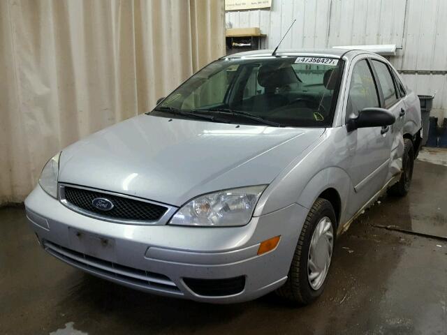 1FAFP34N35W261940 - 2005 FORD FOCUS ZX4 SILVER photo 2