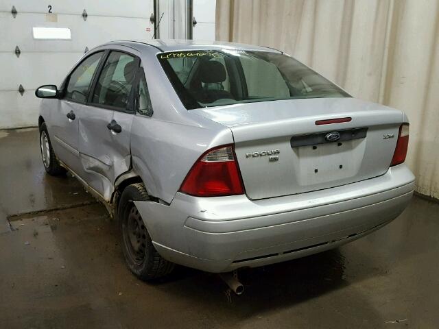 1FAFP34N35W261940 - 2005 FORD FOCUS ZX4 SILVER photo 3