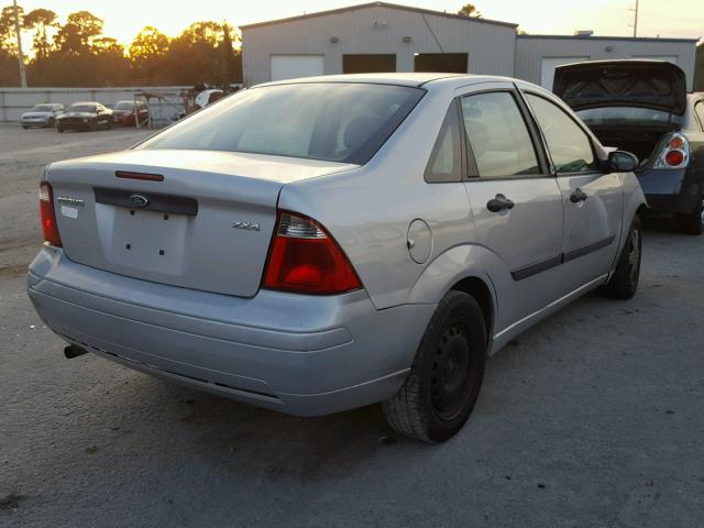 1FAFP34N05W108268 - 2005 FORD FOCUS ZX4 SILVER photo 4