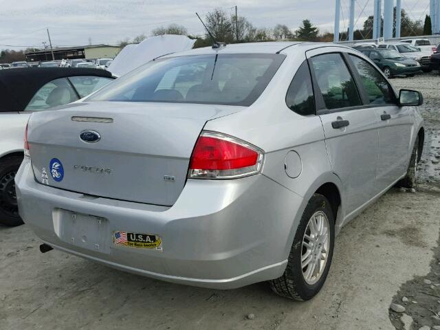 1FAHP3FNXBW132028 - 2011 FORD FOCUS SE SILVER photo 4