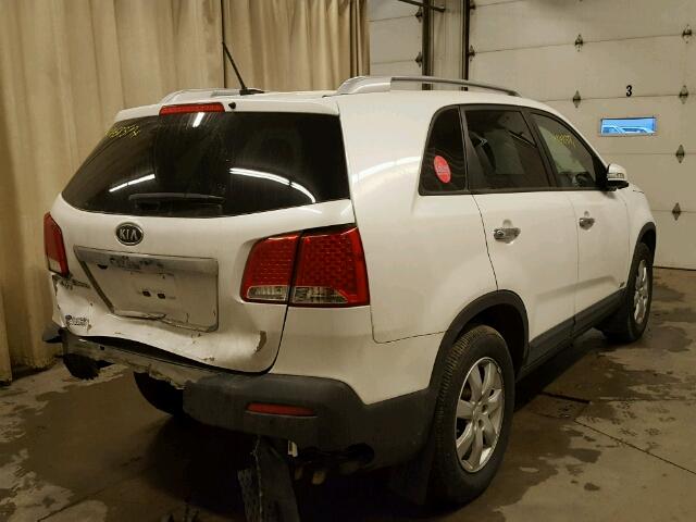 5XYKTCA19BG095969 - 2011 KIA SORENTO BA WHITE photo 4