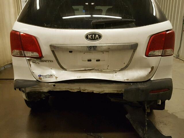 5XYKTCA19BG095969 - 2011 KIA SORENTO BA WHITE photo 9