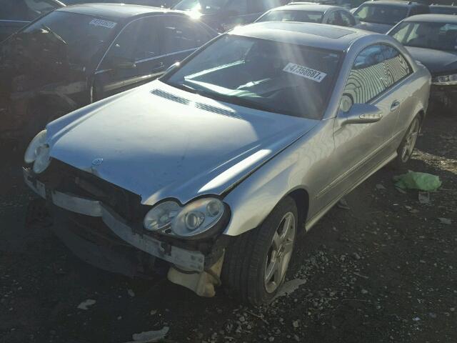 WDBTJ75J85F128882 - 2005 MERCEDES-BENZ CLK 500 GRAY photo 2