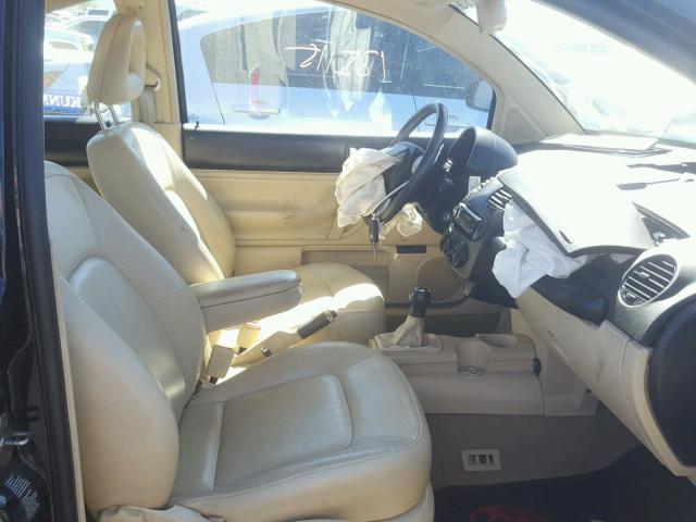 3VWCC21C6YM474601 - 2000 VOLKSWAGEN NEW BEETLE შავი ფოტო 5