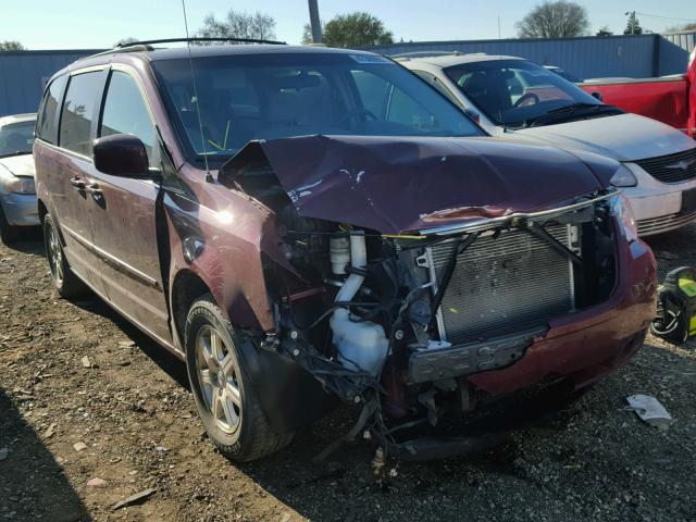 2A8HR54P18R823348 - 2008 CHRYSLER TOWN & COU MAROON photo 1