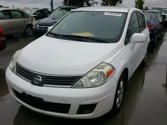 3N1BC13E98L412819 - 2008 NISSAN VERSA S WHITE photo 2