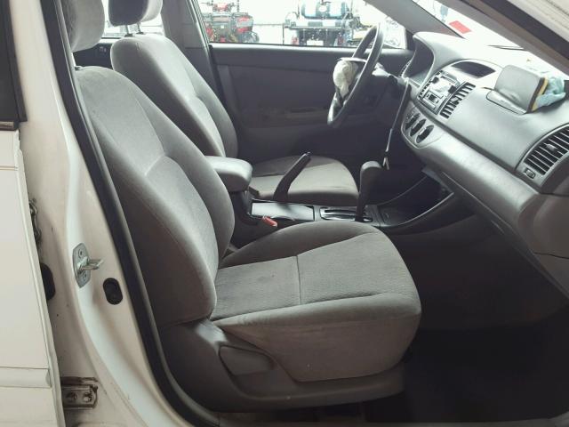 4T1BE32K52U010119 - 2002 TOYOTA CAMRY LE 白色 照片 5