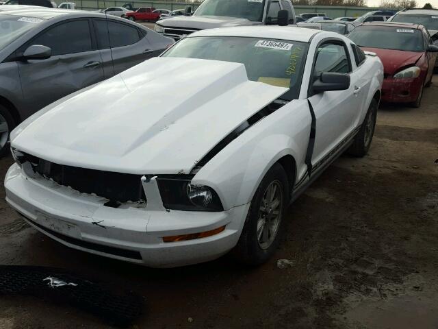 1ZVFT80N675263695 - 2007 FORD MUSTANG WHITE photo 2