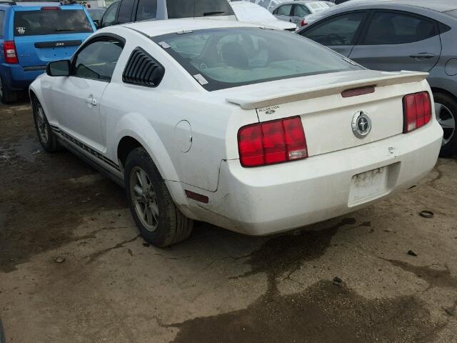 1ZVFT80N675263695 - 2007 FORD MUSTANG WHITE photo 3