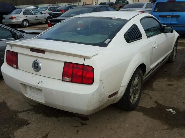 1ZVFT80N675263695 - 2007 FORD MUSTANG WHITE photo 4