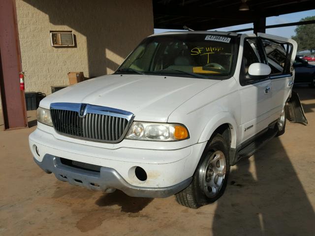 5LMEU27A01LJ04422 - 2001 LINCOLN NAVIGATOR WHITE photo 2