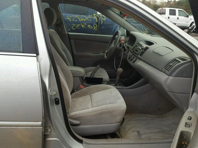 4T1BE32K34U271705 - 2004 TOYOTA CAMRY LE ვერცხლისფერი ფოტო 5