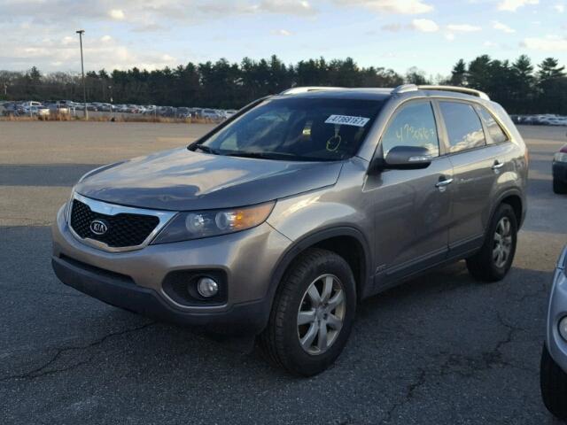 5XYKTCA17BG061495 - 2011 KIA SORENTO BA GRAY photo 2