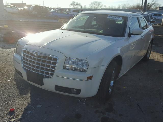 2C3KA53G26H240736 - 2006 CHRYSLER 300 TOURIN WHITE photo 2