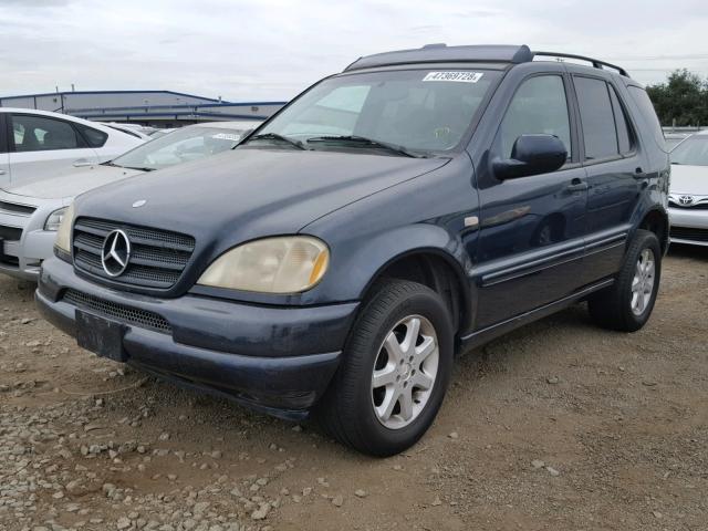 4JGAB72E8XA099120 - 1999 MERCEDES-BENZ ML 430 Blau Foto 2