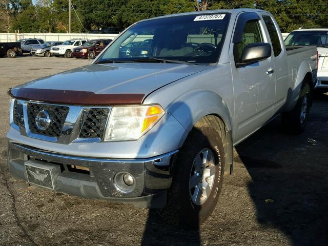1N6AD06W58C439416 - 2008 NISSAN FRONTIER K SILVER photo 2