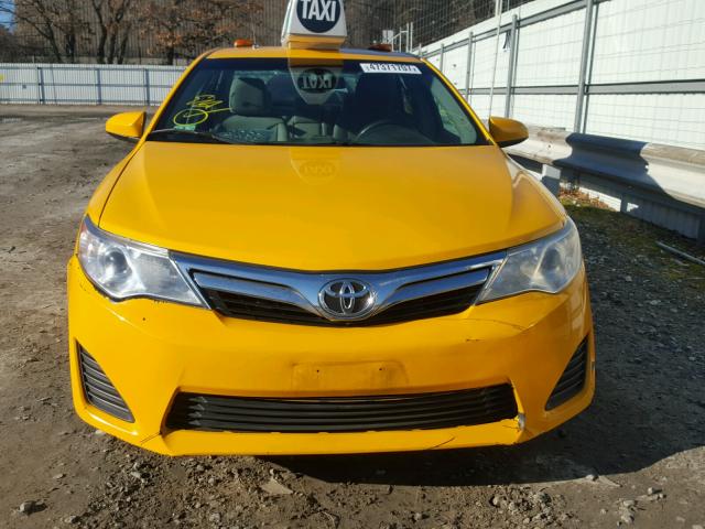 4T4BF1FKXCR201313 - 2012 TOYOTA CAMRY BASE YELLOW photo 9