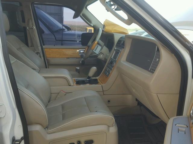 5LMFU28507LJ23261 - 2007 LINCOLN NAVIGATOR Weiß Foto 5