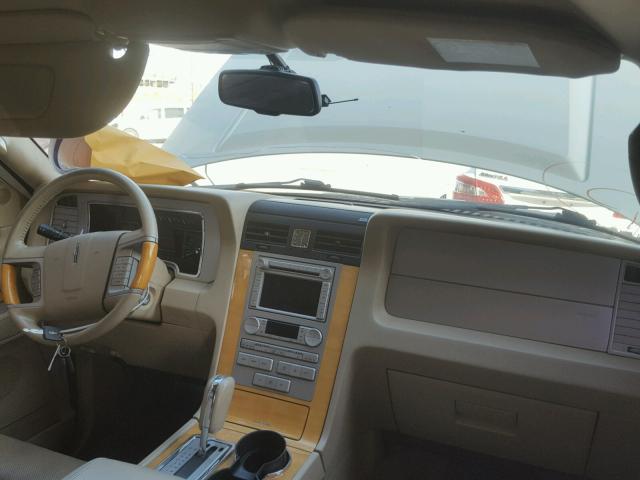 5LMFU28507LJ23261 - 2007 LINCOLN NAVIGATOR Weiß Foto 9