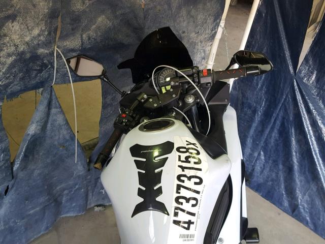 JKAEXEE14DDA08887 - 2013 KAWASAKI EX650 E WHITE photo 5