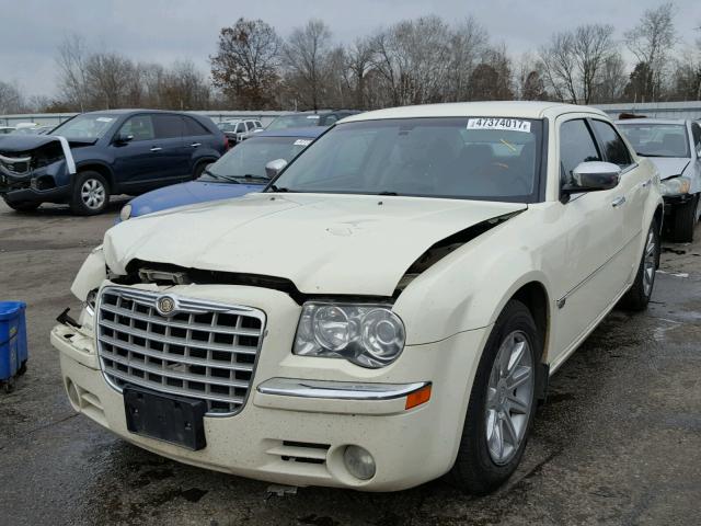 2C3JA63H15H102517 - 2005 CHRYSLER 300C WHITE photo 2