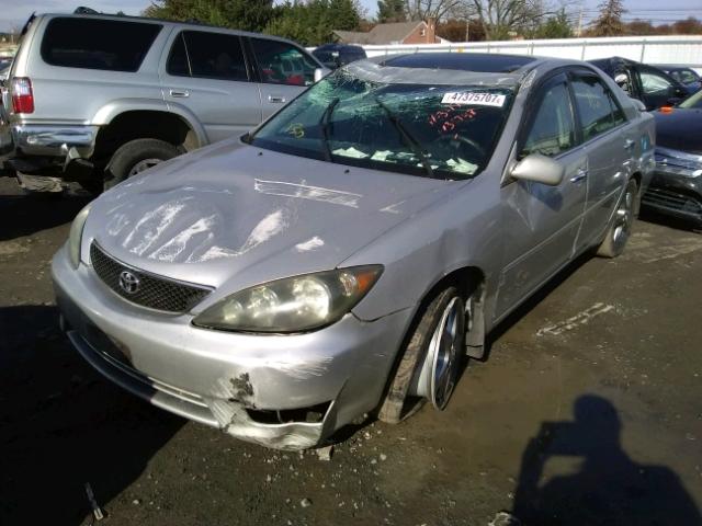 4T1BA32KX5U060322 - 2005 TOYOTA CAMRY SE SILVER photo 2