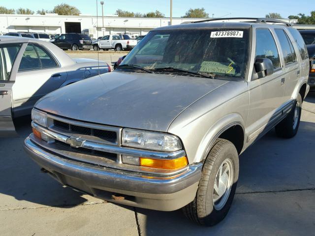 1GNDT13W412120461 - 2001 CHEVROLET BLAZER SILVER photo 2