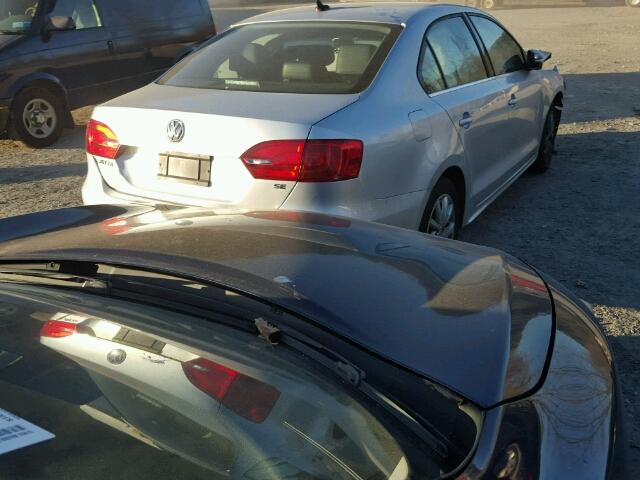 3VWD17AJ6EM384611 - 2014 VOLKSWAGEN JETTA SE 银色 照片 4