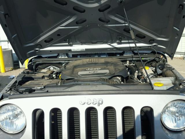 1C4BJWDG6GL189164 - 2016 JEEP WRANGLER U SILVER photo 7