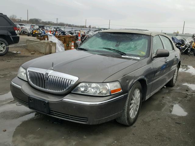 1LNHM82WX3Y642282 - 2003 LINCOLN TOWN CAR S BROWN photo 2