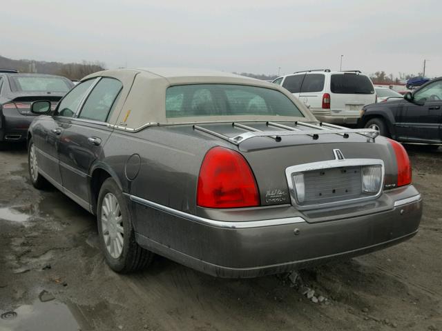 1LNHM82WX3Y642282 - 2003 LINCOLN TOWN CAR S BROWN photo 3