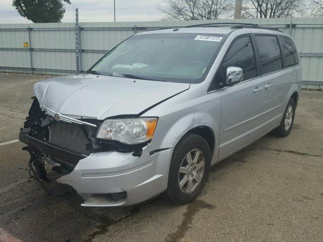 2A8HR54P78R628824 - 2008 CHRYSLER TOWN & COU SILVER photo 2