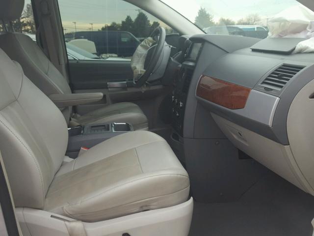 2A8HR54P78R628824 - 2008 CHRYSLER TOWN & COU SILVER photo 5