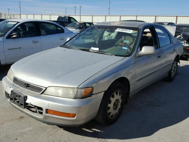 1HGCD5638TA106955 - 1996 HONDA ACCORD LX GOLD photo 2