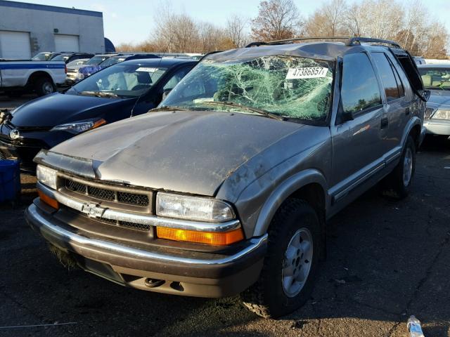 1GNDT13W7Y2201089 - 2000 CHEVROLET BLAZER GRAY photo 2