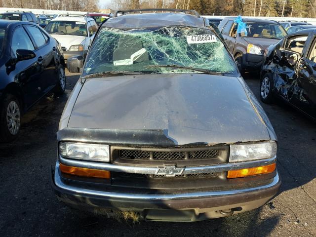 1GNDT13W7Y2201089 - 2000 CHEVROLET BLAZER GRAY photo 9