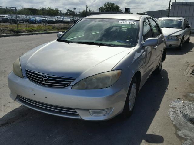 4T1BE32K65U529023 - 2005 TOYOTA CAMRY LE ვერცხლისფერი ფოტო 2